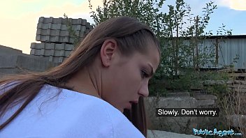 Русская молодая девушка выполняет глубокий горловой минет